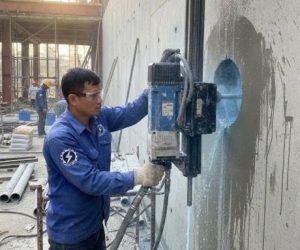 Nhân viên công ty Đại Nam đang thi công khoan rút lõi bê tông bằng máy khoan kim cương hiện đại tại công trình.